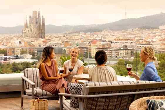 Fire venner på en tagterrasse i Barcelona