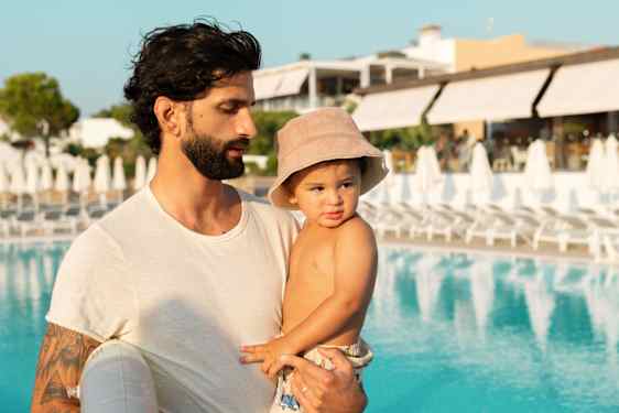 Pappa och barn vid pool