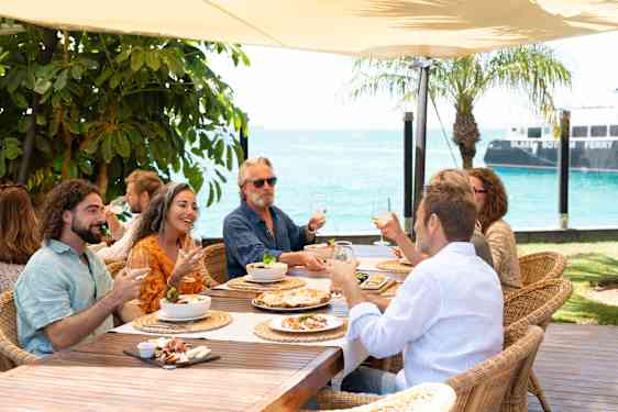 Ett sällskap äter middag på en restaurang