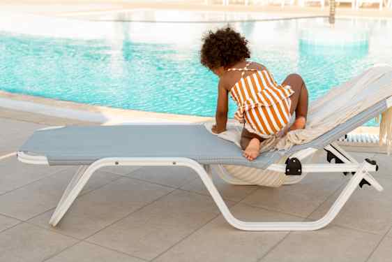 Lille pige ved poolen på familieferien til tyrkiet