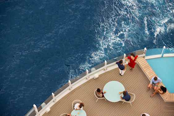 Mennesker står på dækket på Costa Cruises