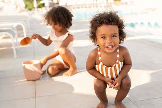 to børn ved pool