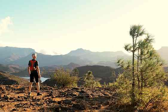 mand på vandretur på gran canaria