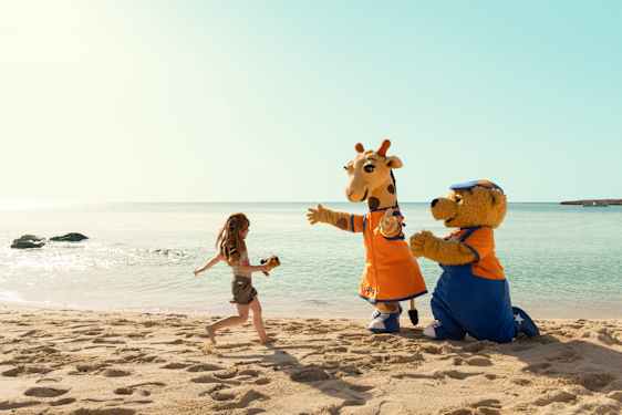 Lollo & Bernie leger med en pige på stranden