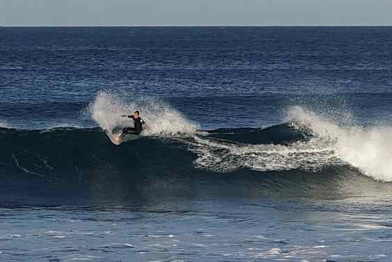 En surfer på en stor bølge