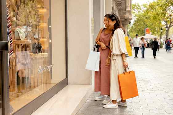 Mor og datter kigger på butikker