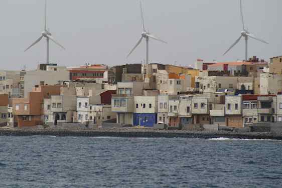 Kyst med huse og vindmøller