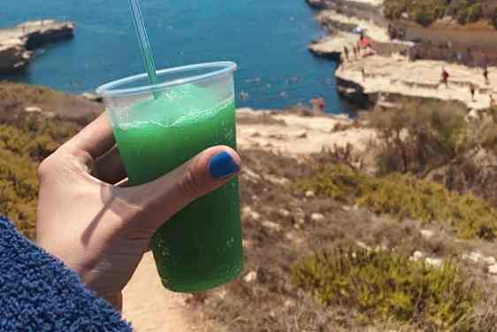 Kold slushice i en hånd