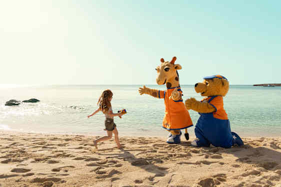 Lollo & Bernie sammen med et barn på stranden