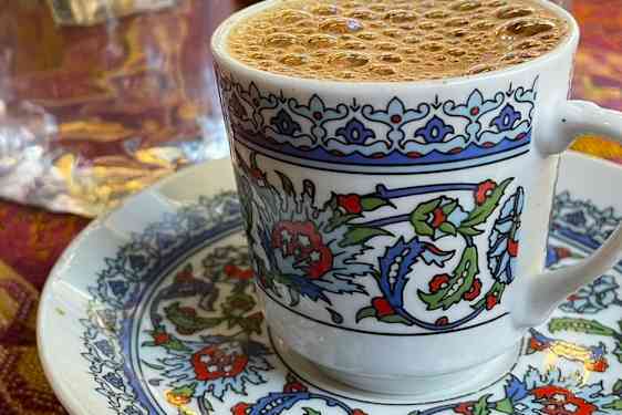 kaffen serveres med chokolade