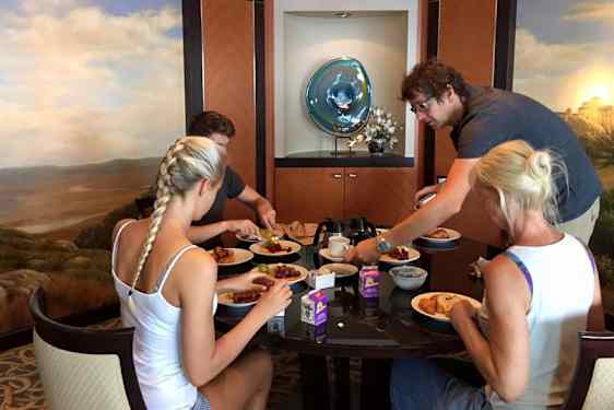 Familie spiser lækker mad i deres kahyt