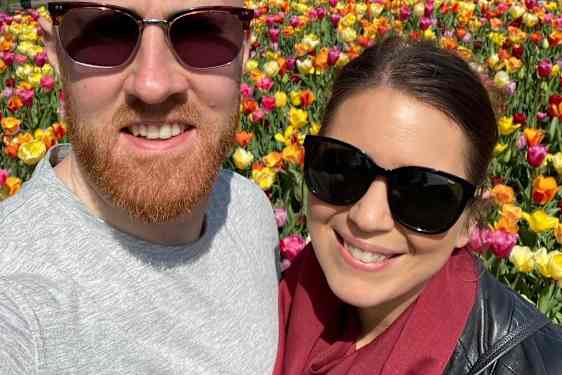 Sarah og hendes mand foran tulipaner