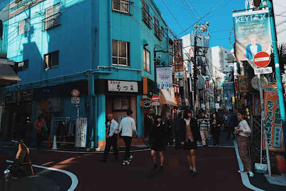 Farveglade huse langs Tokyos gade