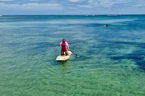 Jessica på SUP-board på Seychellerne
