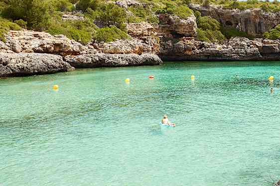 Smukt badevand ved Cala Sa Nau