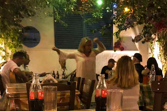 Spontan dans på La Mantala i Koskinou.