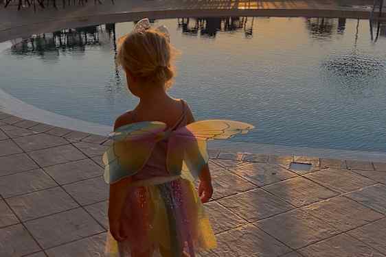 Lille pige i fint tøj