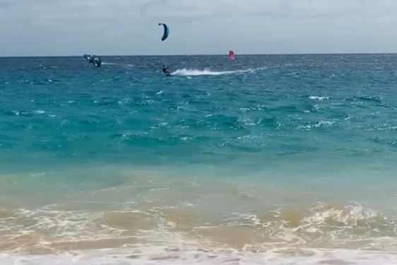 Kitesurfere i vandet