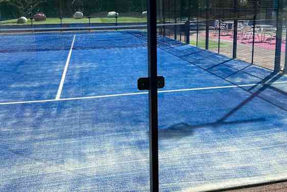 Padelbane - spil padel på din træningsrejse med Spies