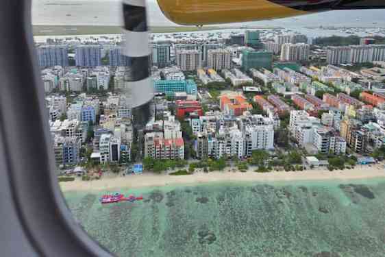 Udsigt over hovedstaden Malé, set fra vandflyets vinduer