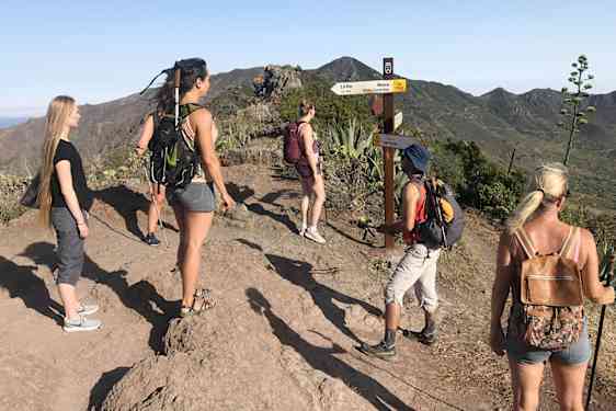 En gruppe er ude og vandre