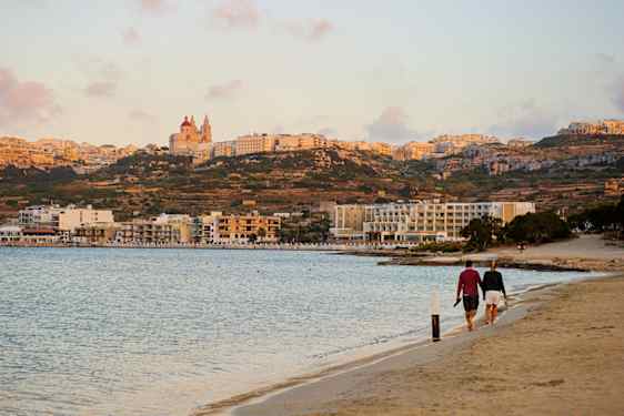 Vejret på Malta er lunt og indbyder til gåture i skumringen