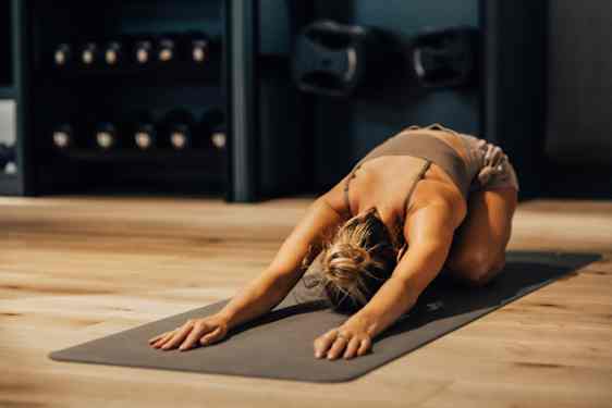 kvinde dyrker yoga