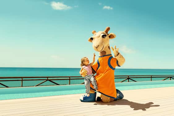 Vings maskot Lollo har ett barn i knät.