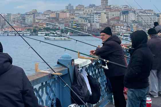 Lokalt liv på Galata Köprüsüi broen