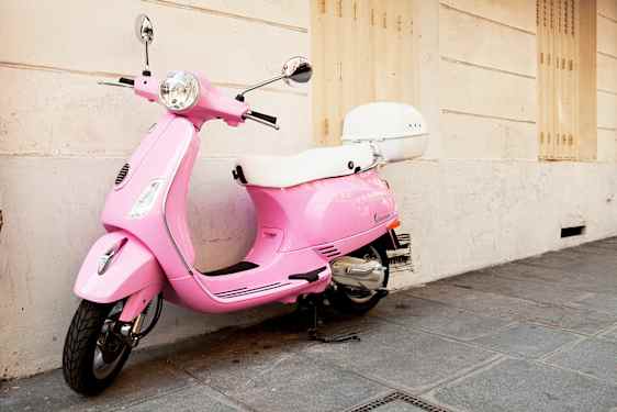 Lyserød Vespa i Paris