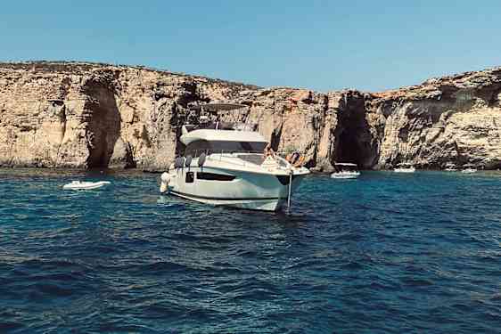 Comino Caves og en båd
