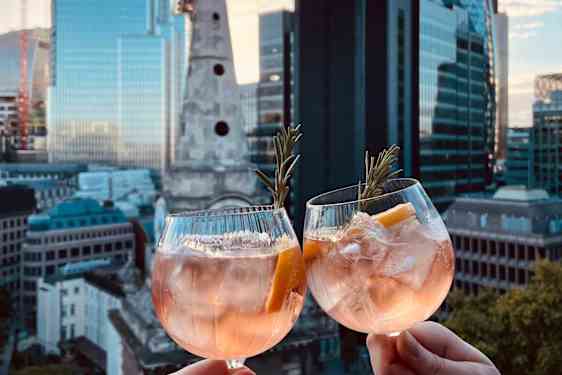 Skål i solnedgangen over Londons skyline