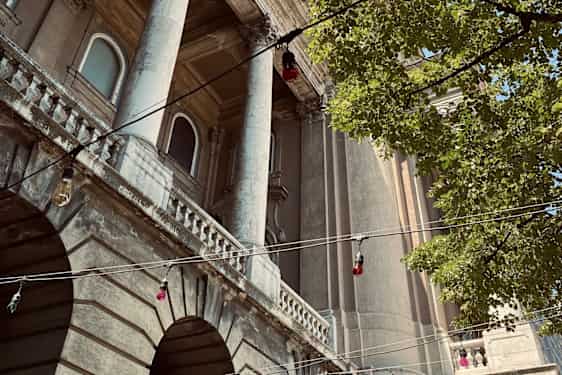 Slottet set fra den udendørs spiseplads