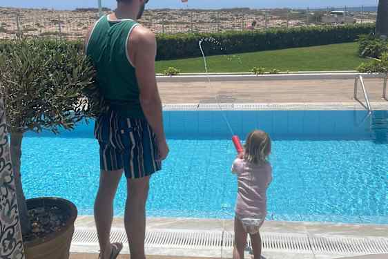 Onkel og niece leger med vandpistol