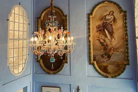 Lysekrone og store malerier