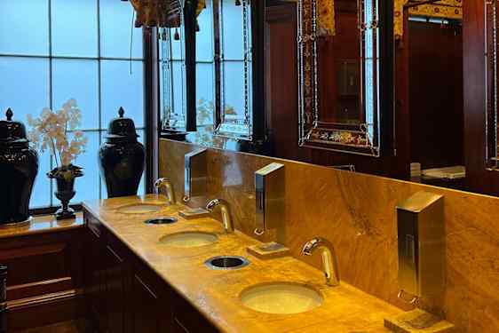 Selv toiletterne er overdådige