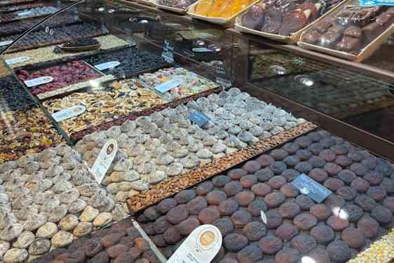 Dadler og andet tørret frugt.