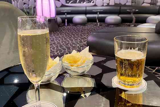 Indendørs bar med drinks