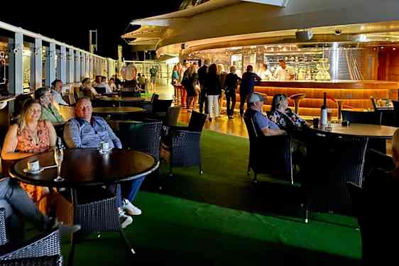 Udendørs bar med masser af liv