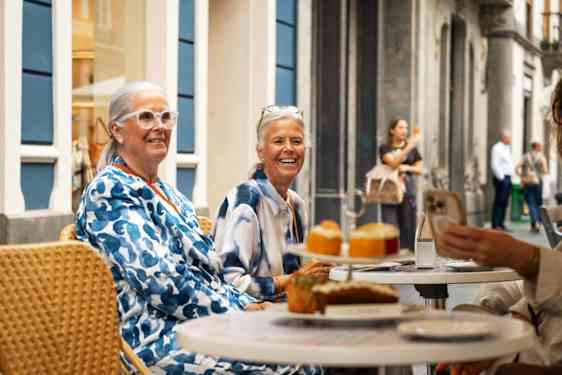 To kvinder sidder på en café