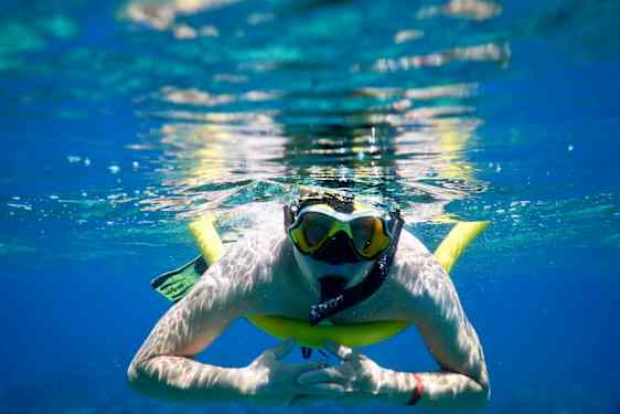 Person der snorkler