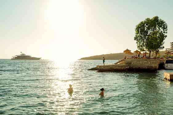 Havet i Albanien - et af Spies' solfyldte rejsemål