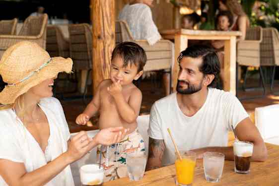 familie spiser morgenmad