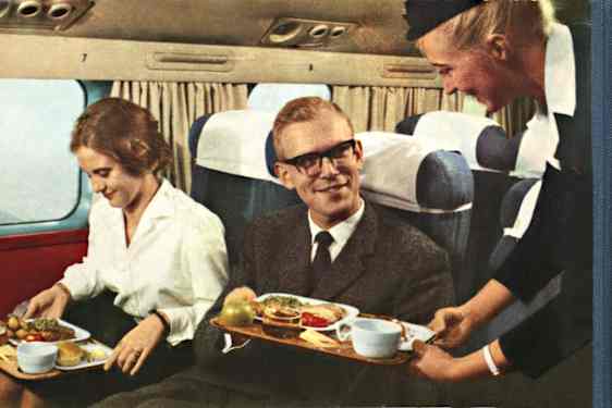 Passagerer på et fly får mad serveret