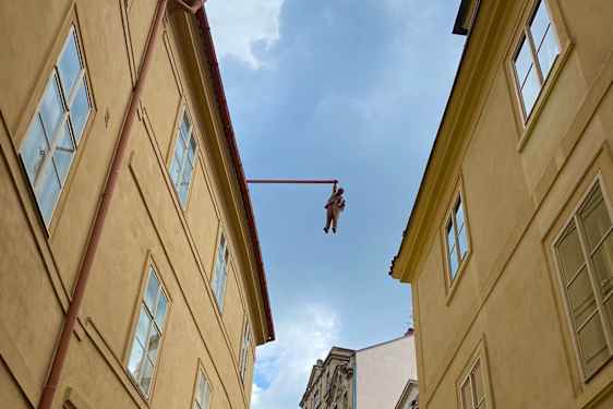 Figur af Sigmund Freud hænger fra et tag