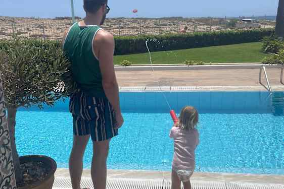 Christian og niece leger ved poolen