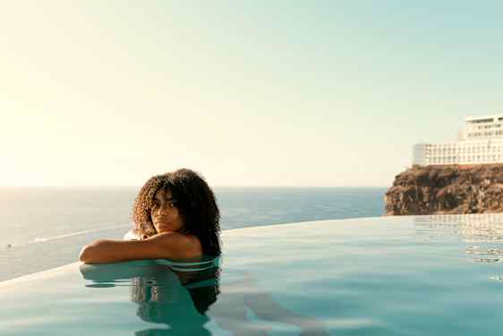 Kvinde i pool på Gran Canaria