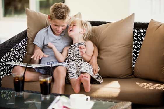 bror og søster hygger i tyrkiet