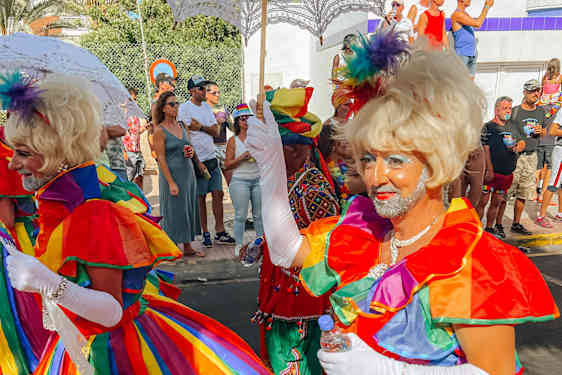 Farverig Pride-parade i Maspalomas.