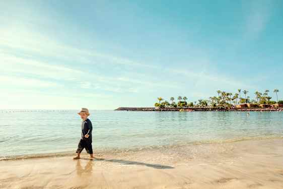 Dreng på stranden på Gran Canaria